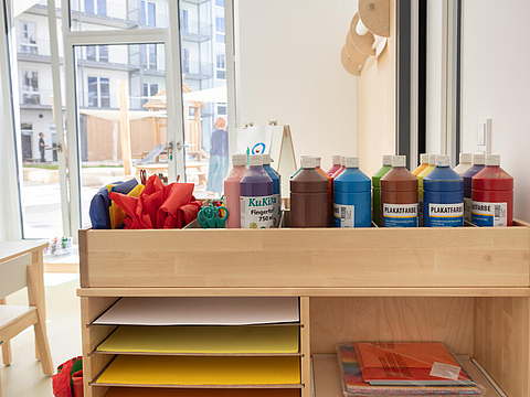 In unserem Atelier gibt es jede Menge Farben, buntes Papier und natürlich Malerkittel, um sorglos kreativ zu werden.