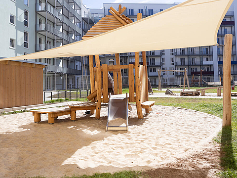 Sonnensegel sorgen auf unserem Außengelände für ausreichend Schatten