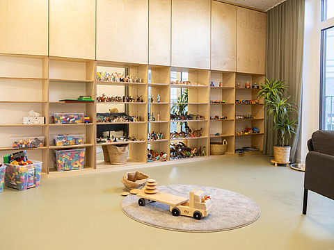 Unser Bau-Raum. Ein offener Raum mit verschiedenen Baumaterialien und Figuren zum kreativen bauen.