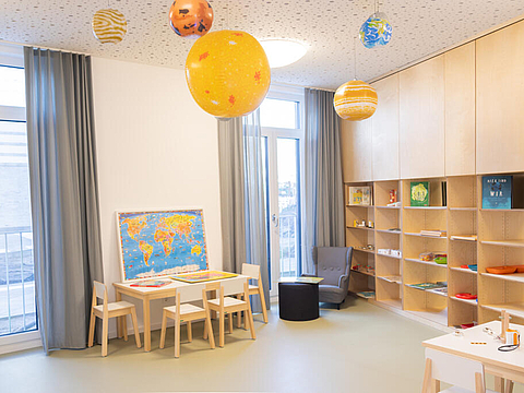 In unserem Forscherraum können die Kinder unter einem Modell unseres Sonnensystems lernen und entdecken. Es gibt Bücher , Karten, Globen und jede Menge Equipment für Experimente.