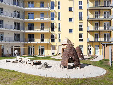 Auf unserem Außengelände gibt es mehrere Sandspielplätze, Spielhütten und ein Holzgebilde zum Balancieren. 
