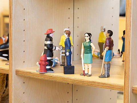 Spielfiguren im Bau-Raum, um gebaute Strukturen zu beleben.