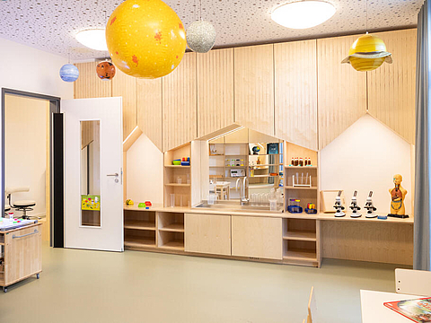 In unserem Forscherraum gibt es ein Waschbecken und viel Platz zum Experimentieren. Es gibt Pipetten, Messbecher und jede Menge Wissenschaftsequipment. 