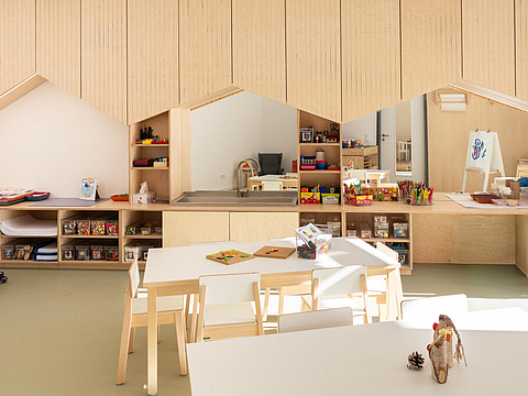 In unserem Atelier gibt es neben den Tischen noch weitere Arbeitsflächen, ein großes Waschbecken auf Kinderhöhe und große Spiegel.