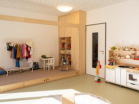 Im Theater- und Musikraum gibt es eine kleine Bühne, Köstume und Rollenspielsets wie zum Beispiel eine Spielküche.